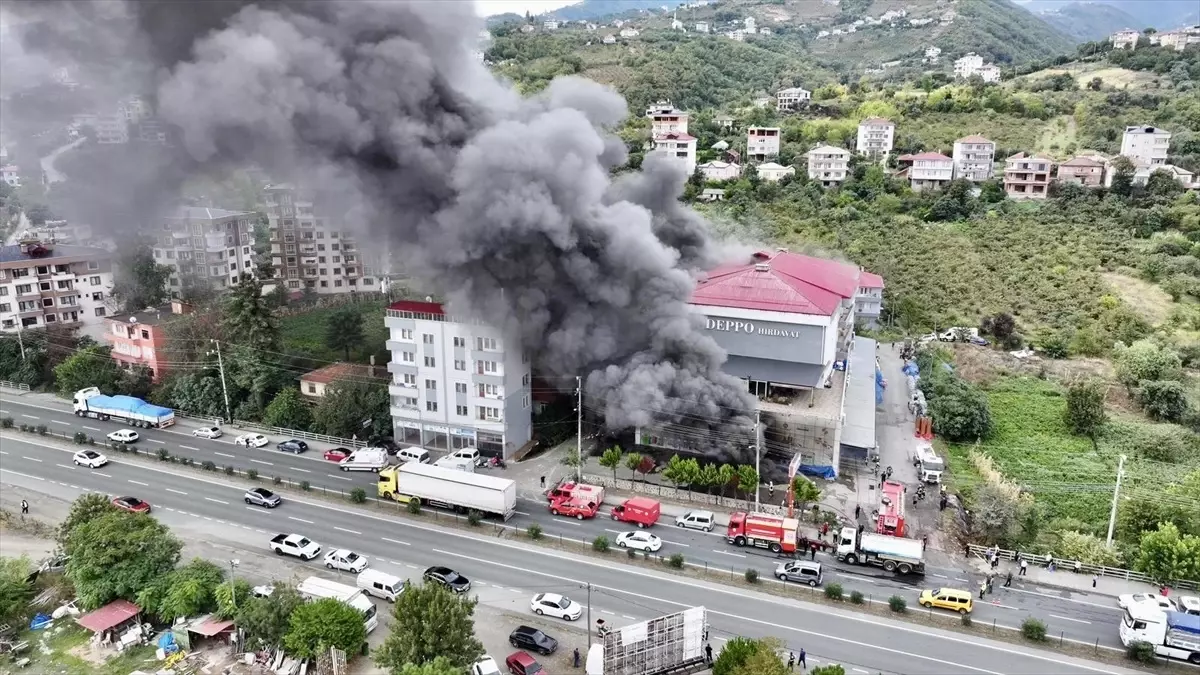 akcaabatta alisveris merkezinde yangin c6eZSDx3