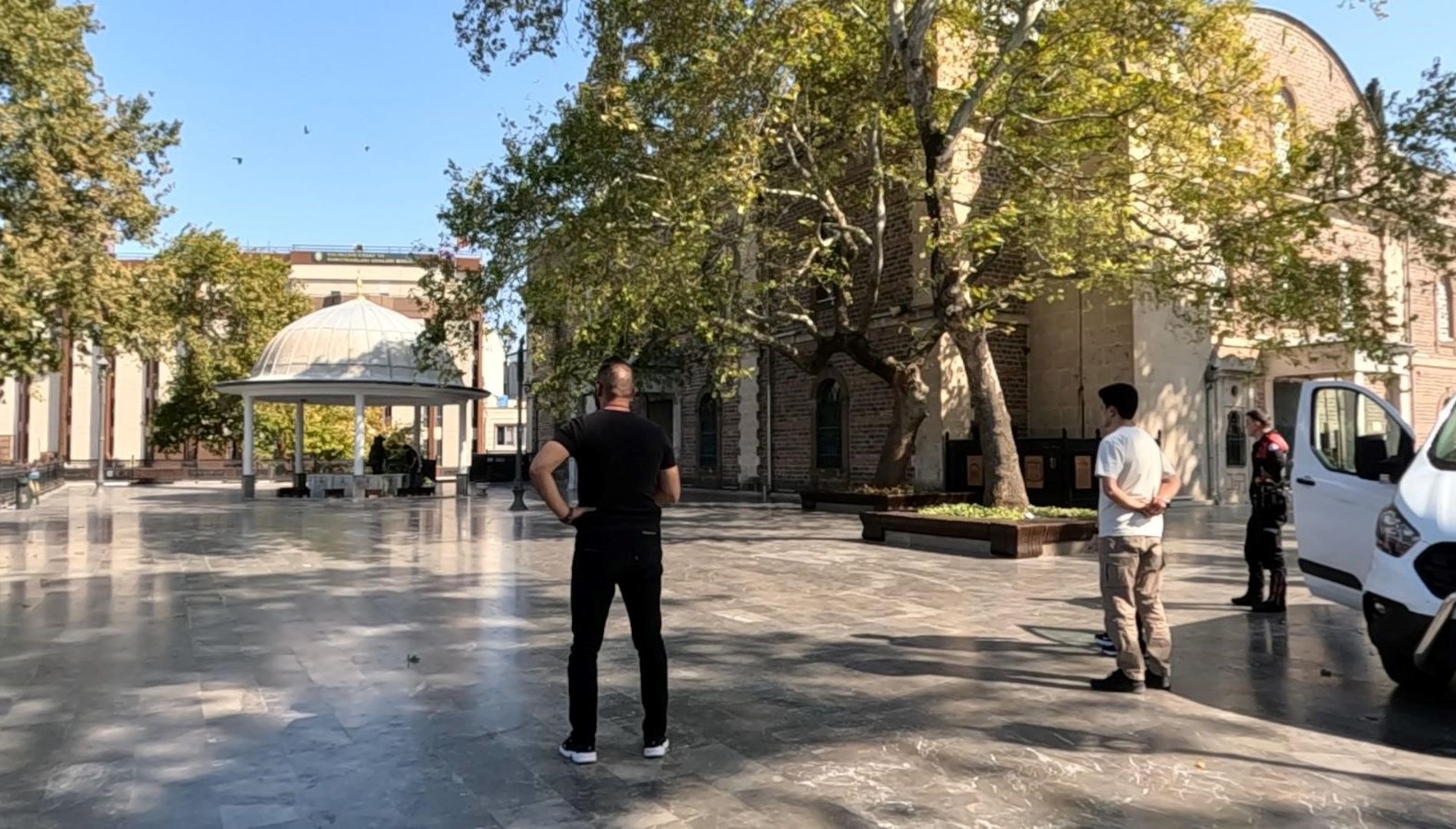 balikesirde tarihi camide supheli canta panigi dgkXTBWF