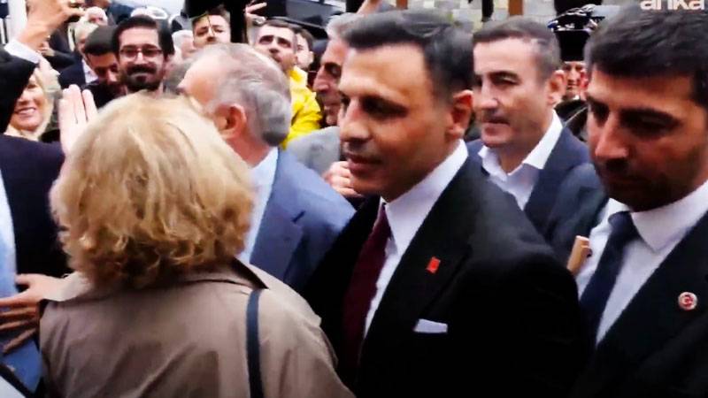 canli olaganustu kongrede bir kez daha chp istanbul il baskani secilen ozgur celik mazbatasini aliyor jxkLR9XH