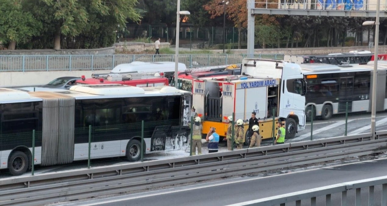 istanbulda metrobus yangini trafik yogunlugu olustu MVjGxV3v