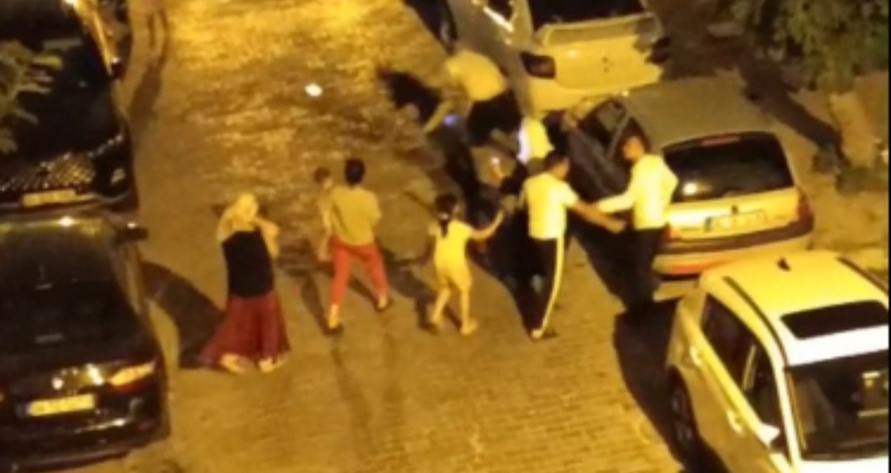 komsularin park yeri kavgasi tek yumrukla yere yigildi u2TSOxxC