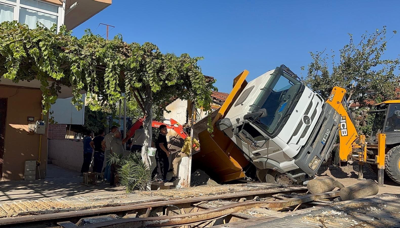 kum yuklu kamyon cukura dustu 6wZJ2tMm