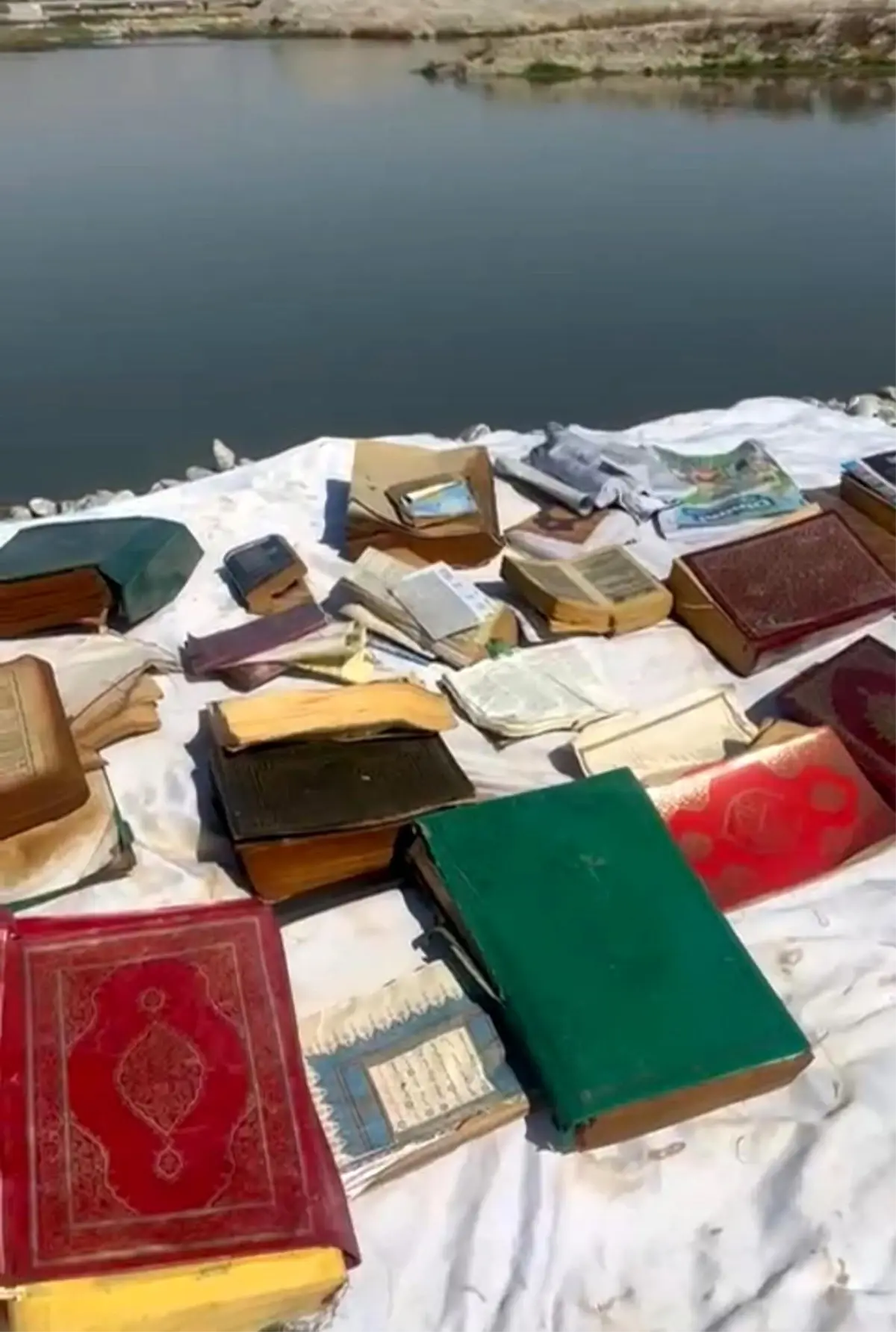 batman cayinda dini kitaplar bulundu WGyDqdiG.jpg