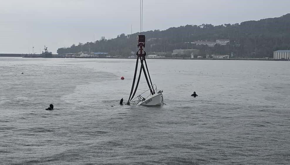 firtinada batan mini yat vinc yardimiyla karaya cikarildi JSC59CIV