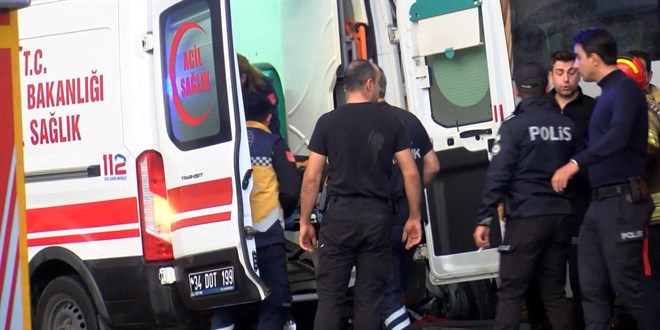 istanbulda ust gecide carpan cevik kuvvet aracinda sikisan polisi itfaiye kurtardi YmiPVlM6.jpg