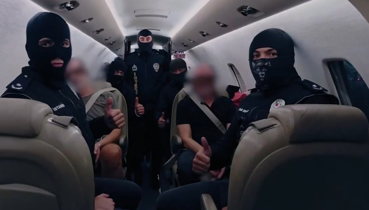 kirmizi bultenle araniyordu baede yakalanan iki kisi turkiyeye getirildi dMmQgB7p