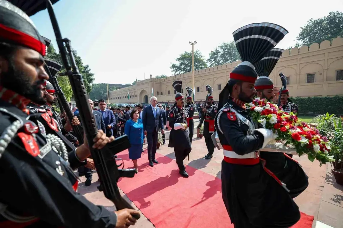 tbmm baskani numan kurtulmus pakistanda ikbalin kabrini ziyaret etti AKb7CqTX.jpg