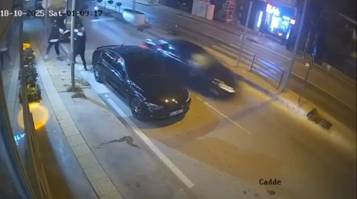 yalovada kaza ani kamerada otomobil park halindeki araca carpti 3 yaya son anda kurtuldu OMxmHnSd.jpg