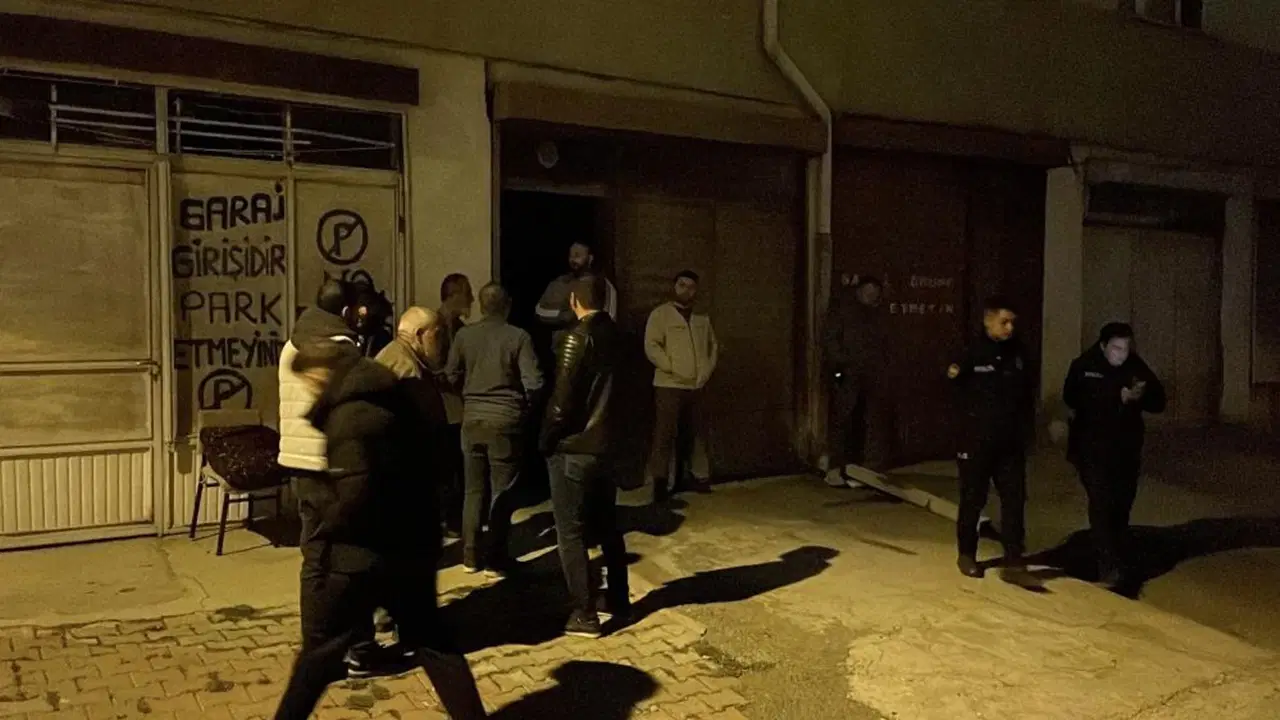 esinden haber alamayinca garaja indi otomobilin icinde olu buldu 4KhKX4Lj.jpg