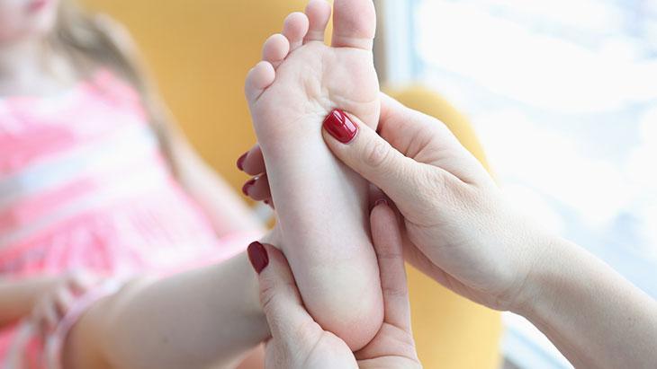 her 10 cocuktan 7sinde goruluyor bu belirtiler varsa sebebi duztabanlik olabilir JF3CwCFE.jpg