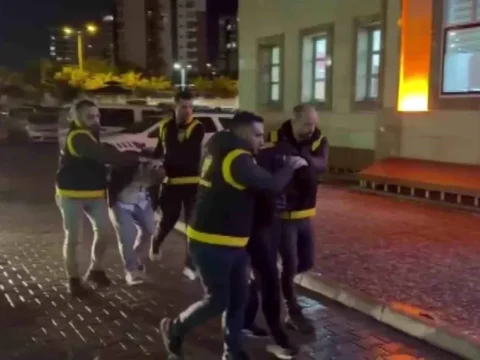 Adana’da Bıçaklı Trafik Kavgası: Baba ve Oğaça Büyük Ceza