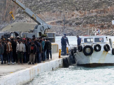 Yunanistan, ölen göçmenlerin cesetlerini denize attı