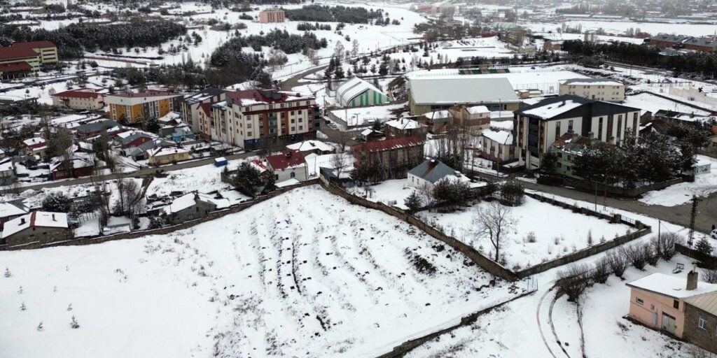 karsta-lapa-lapa-kar-yagiyor-sehir-yeniden-beyaza-burundu-3AAcd4yI