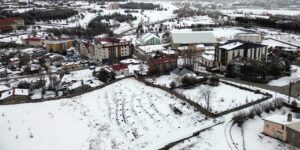 karsta-lapa-lapa-kar-yagiyor-sehir-yeniden-beyaza-burundu-3AAcd4yI