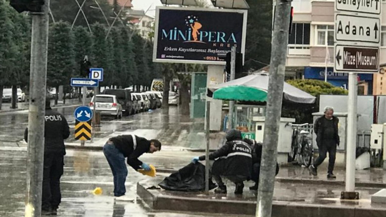 kuyumcu-soydular-kacarken-kaza-yapip-ganimeti-biraktilar-UBUTwHjD